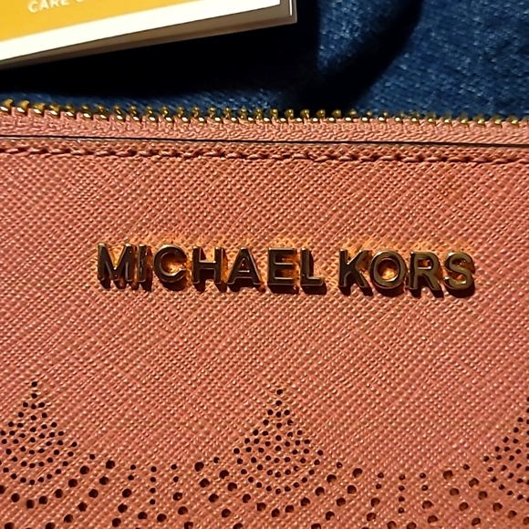 Michael Kors Jet Set Travel XL clutch - Picture 2 of 6